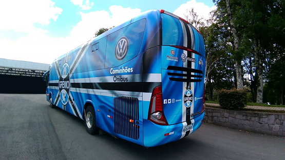 Ônibus Grêmio Volksbus fabricado pela Marcopolo e adesivado pelo Grupo Arth.
